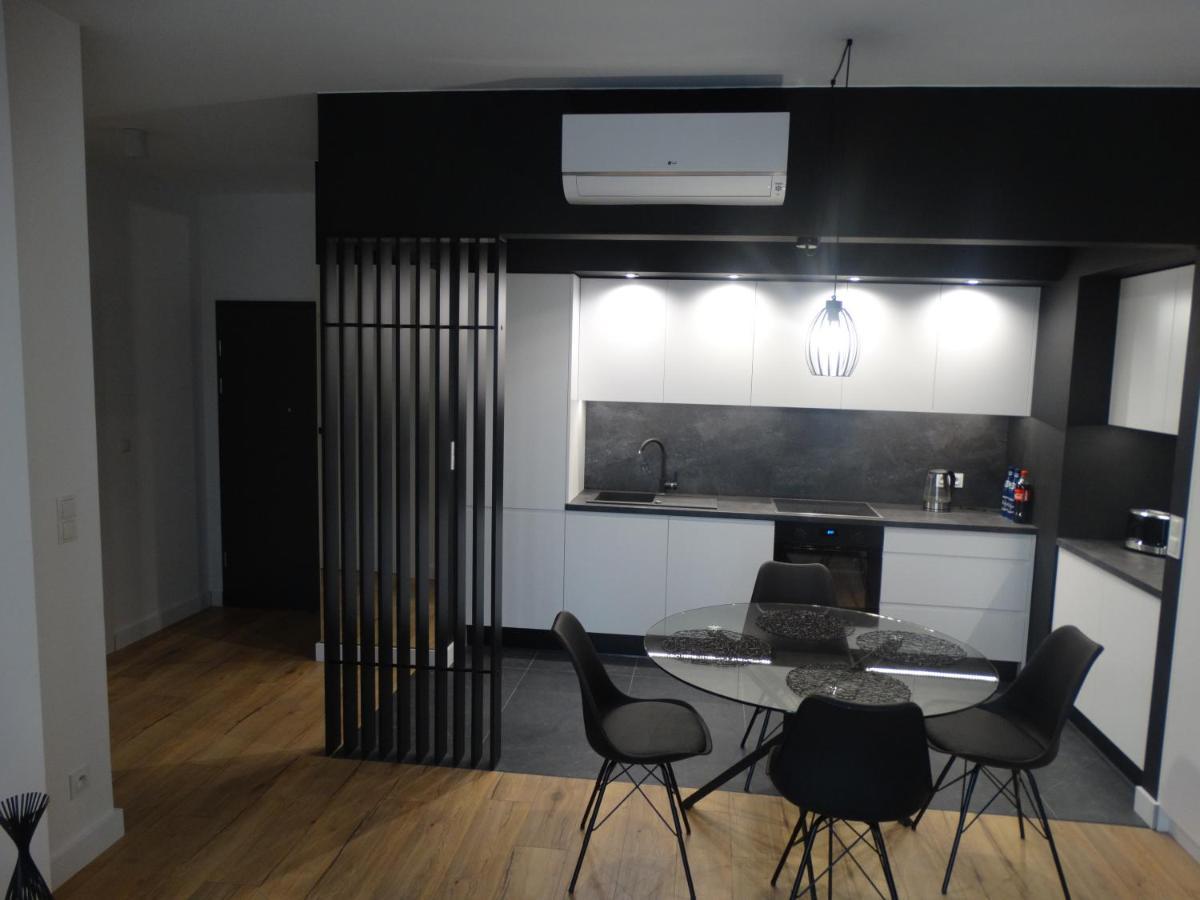 Apartament Black&white Bis - Małe Garbary 8 Poznań